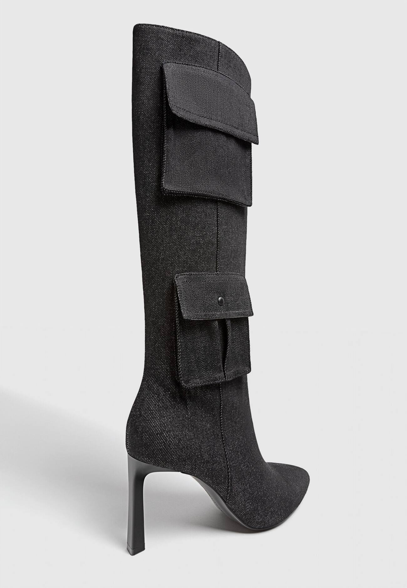 Botas de salto alto em jeans com bolsos