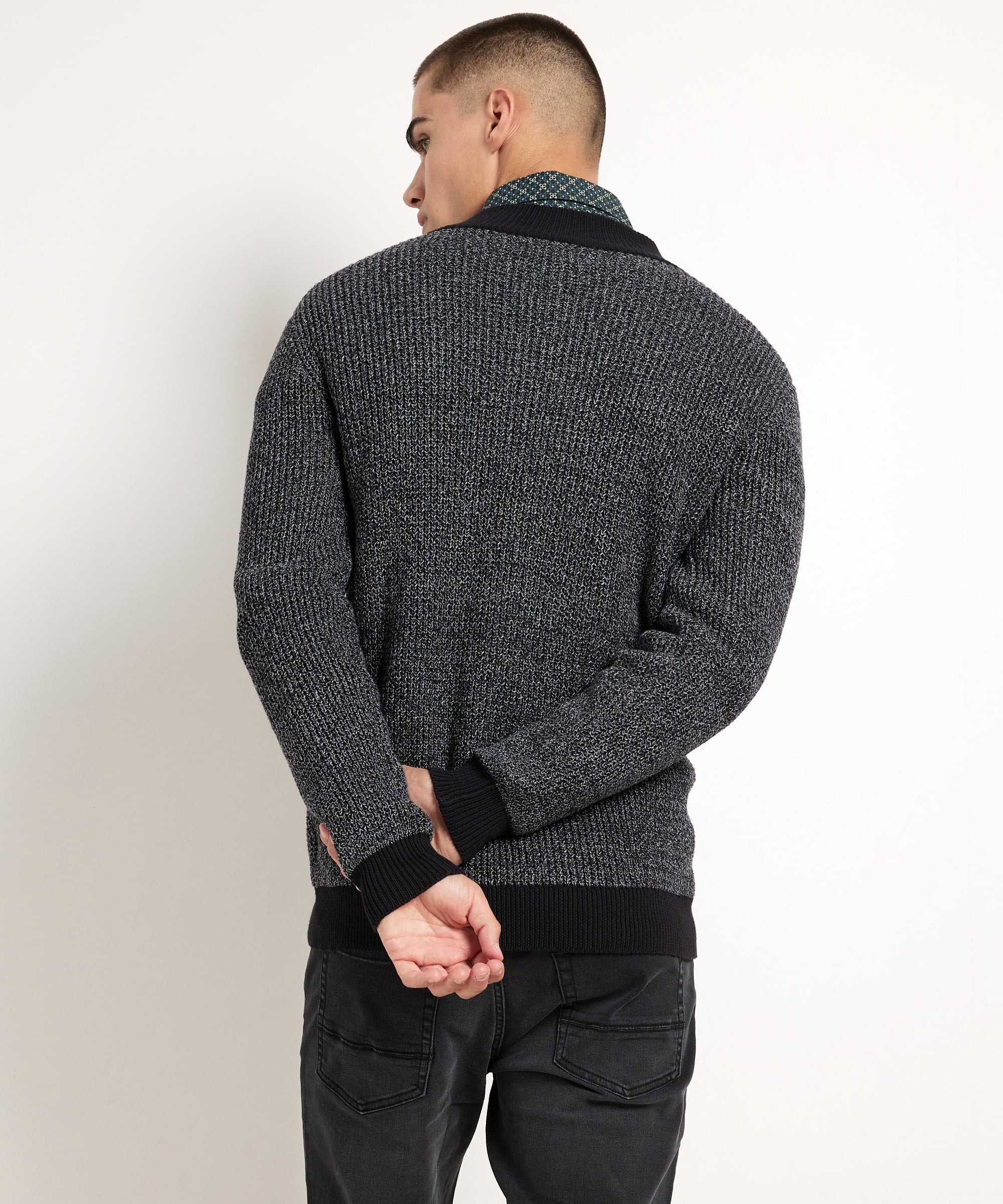 vest met zwarte boorden