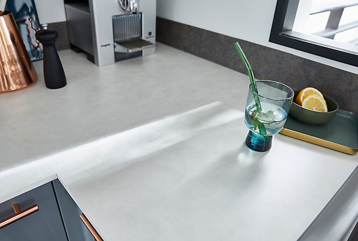 Plan de travail compact 1 face blanc / 1 face aspect pierre GoodHome Nepeta L. 300 x P. 62 x ép. 1,2 cm