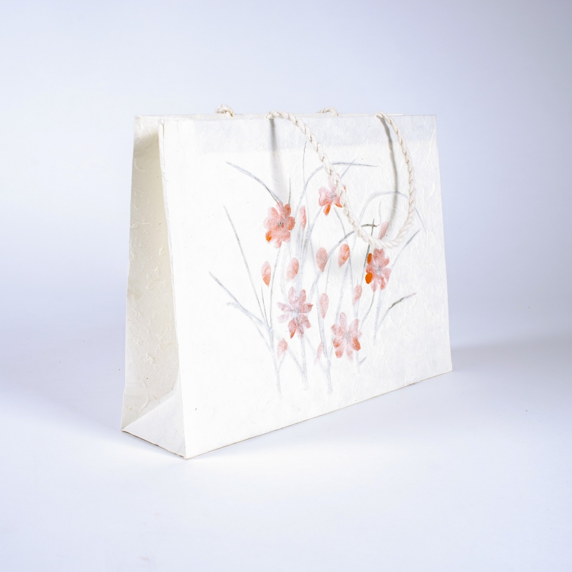 Geschenktasche aus handgeschöpftem Papier, mit echten Blüten, L 10 cm, B 40 cm, H 30 cm günstig bestellen
