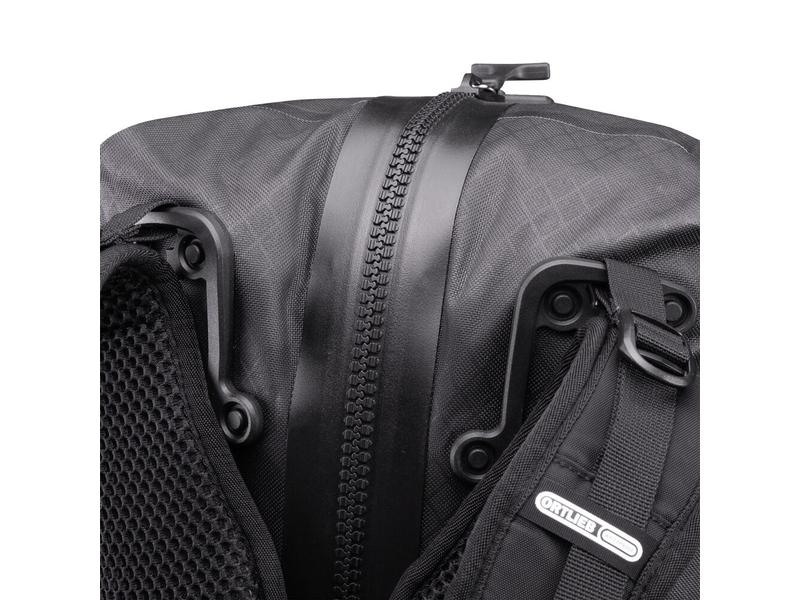 Ortlieb Duffle Bag Atrack Metrosphere 34L, Black embossed Modischer Rucksack für Reise und Kurztrips