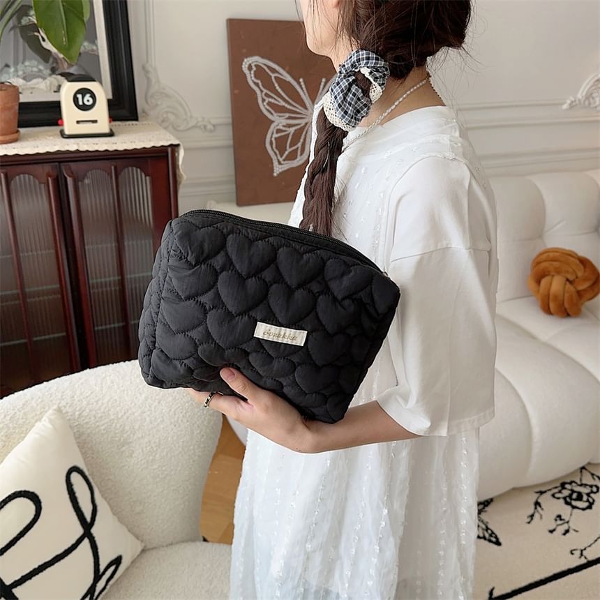 Bitabis - Gewatteerde make-uptas / clutch met letters en hartjesmotief