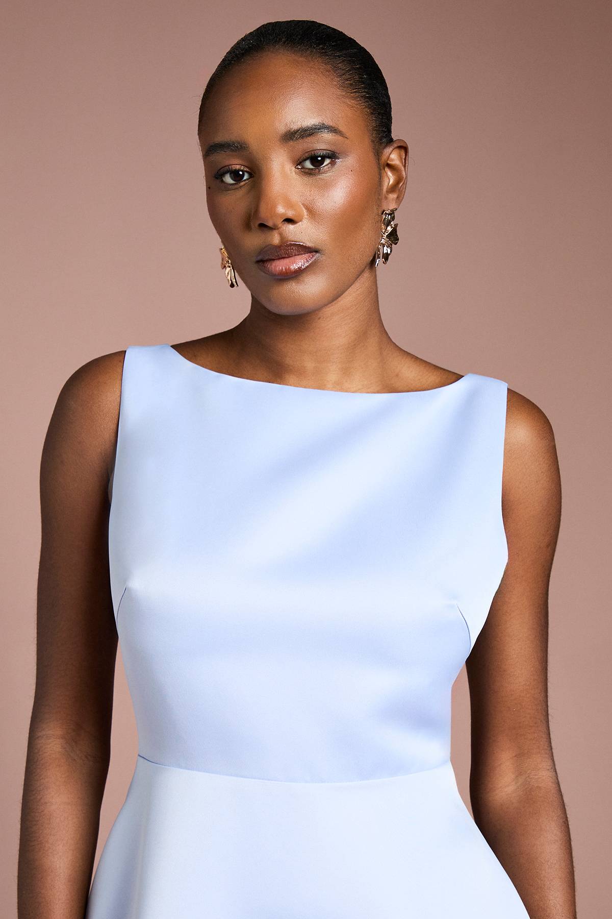 Coast Robe Longue en Satin Structurée avec Ourlet en Dentelle