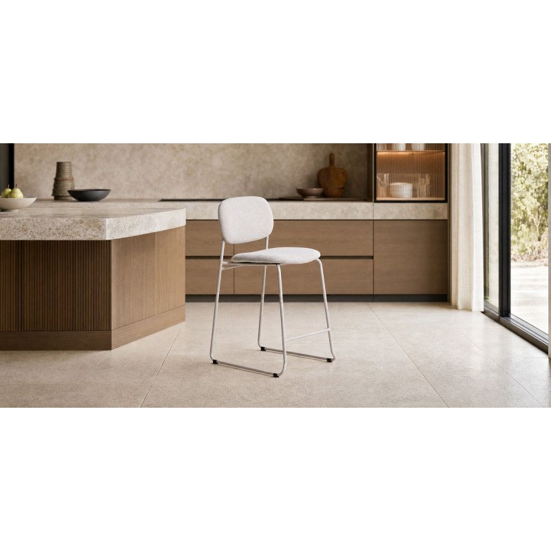 Tabouret empilable Meli en chenille beige et pieds en métal beige H.65 cm
