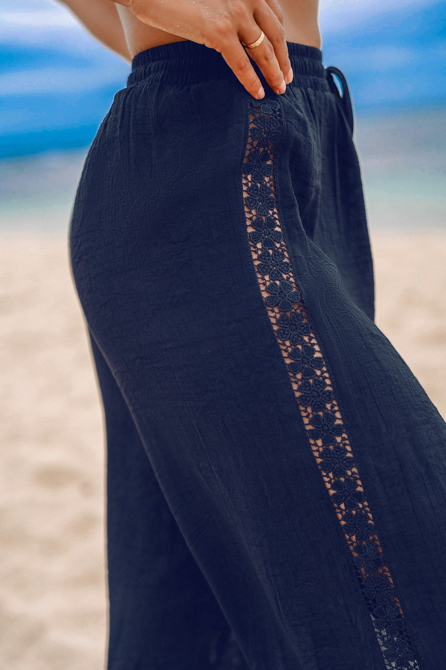 Pantalon cover up avec taille élastique et lambris en dentelle