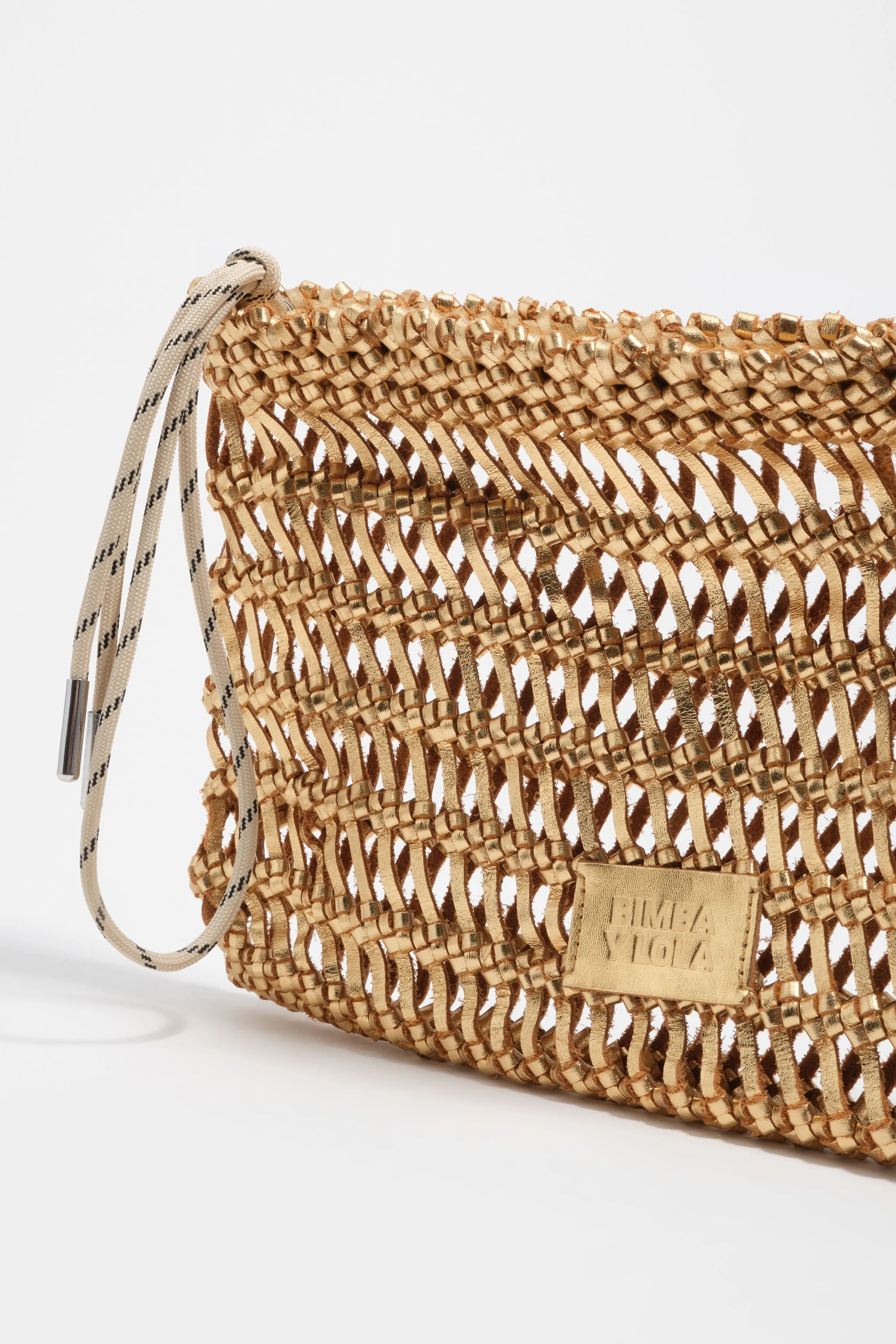 Bolsa de couro trançado dourado