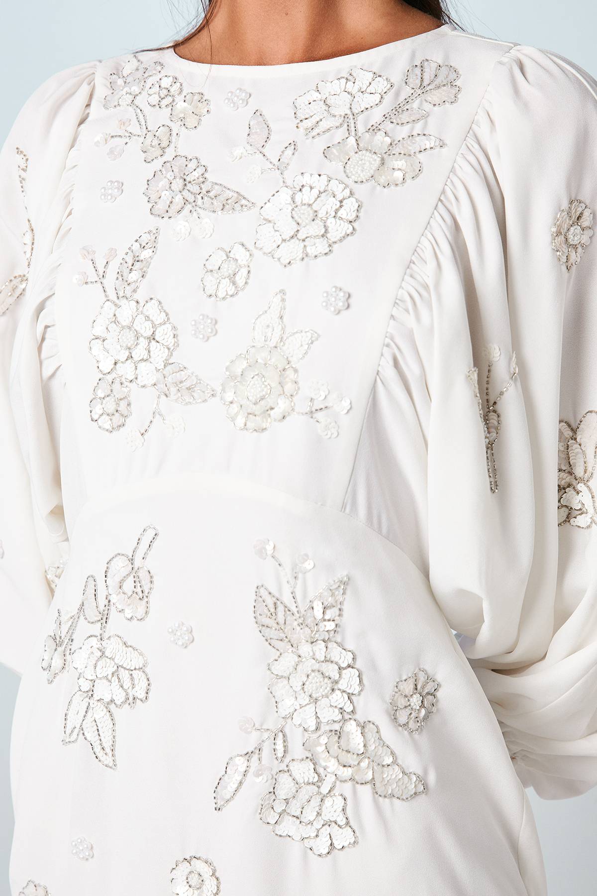 Coast Robe de Mariée Premium à Manches Longues Ornée de Perles et Motifs Floraux