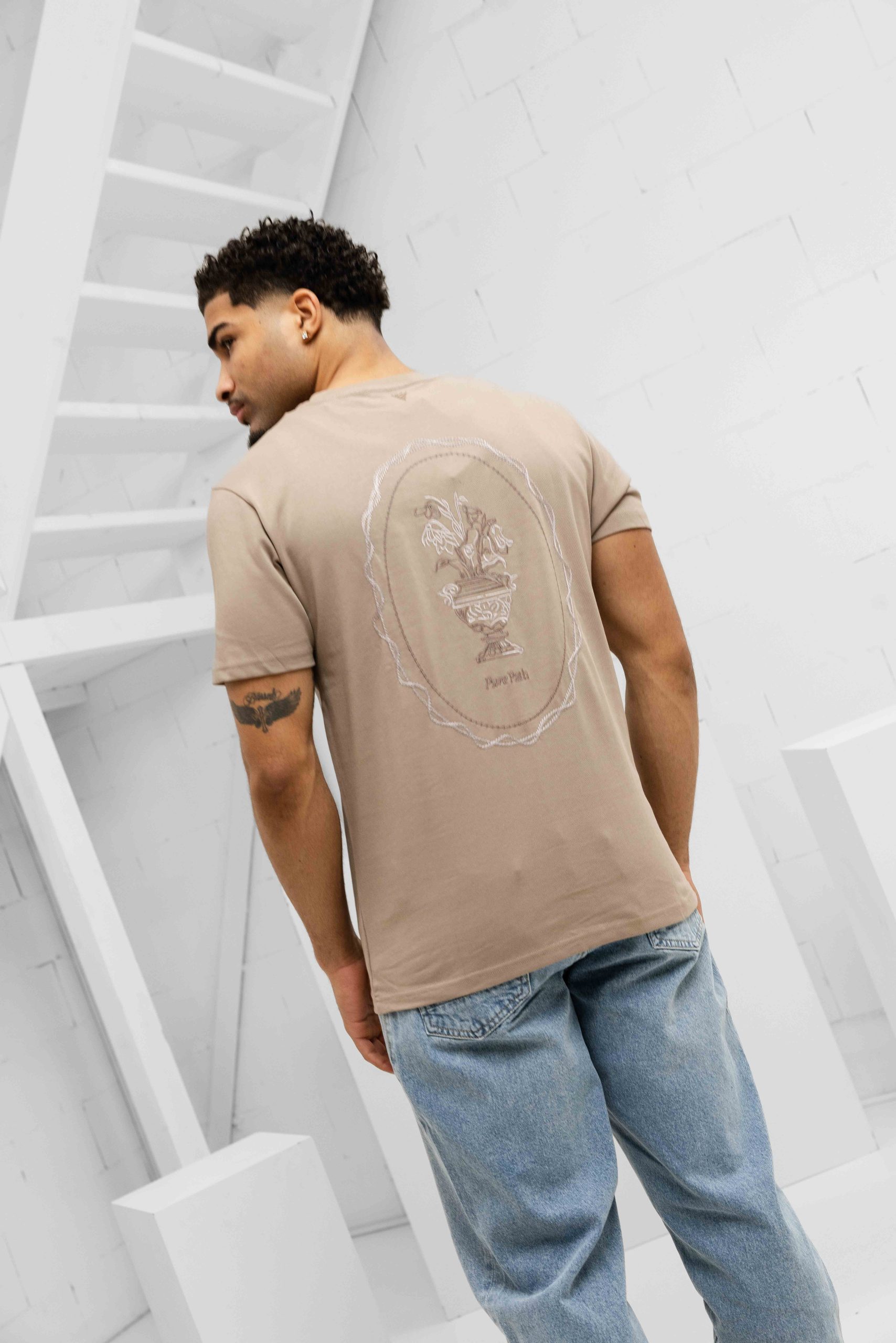 Pure Path Embroidered Vase T-Shirt Heren Lichtbruin