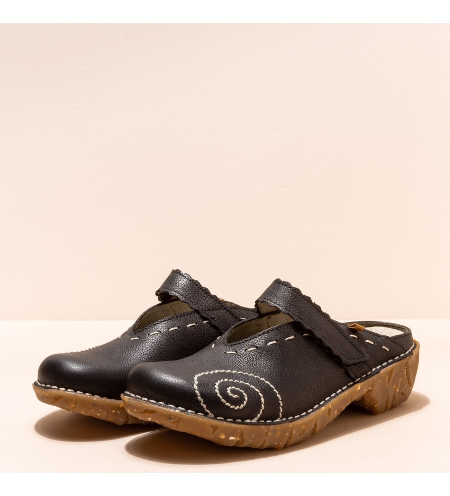 Tamancos de couro Naturalist NG96 pretos