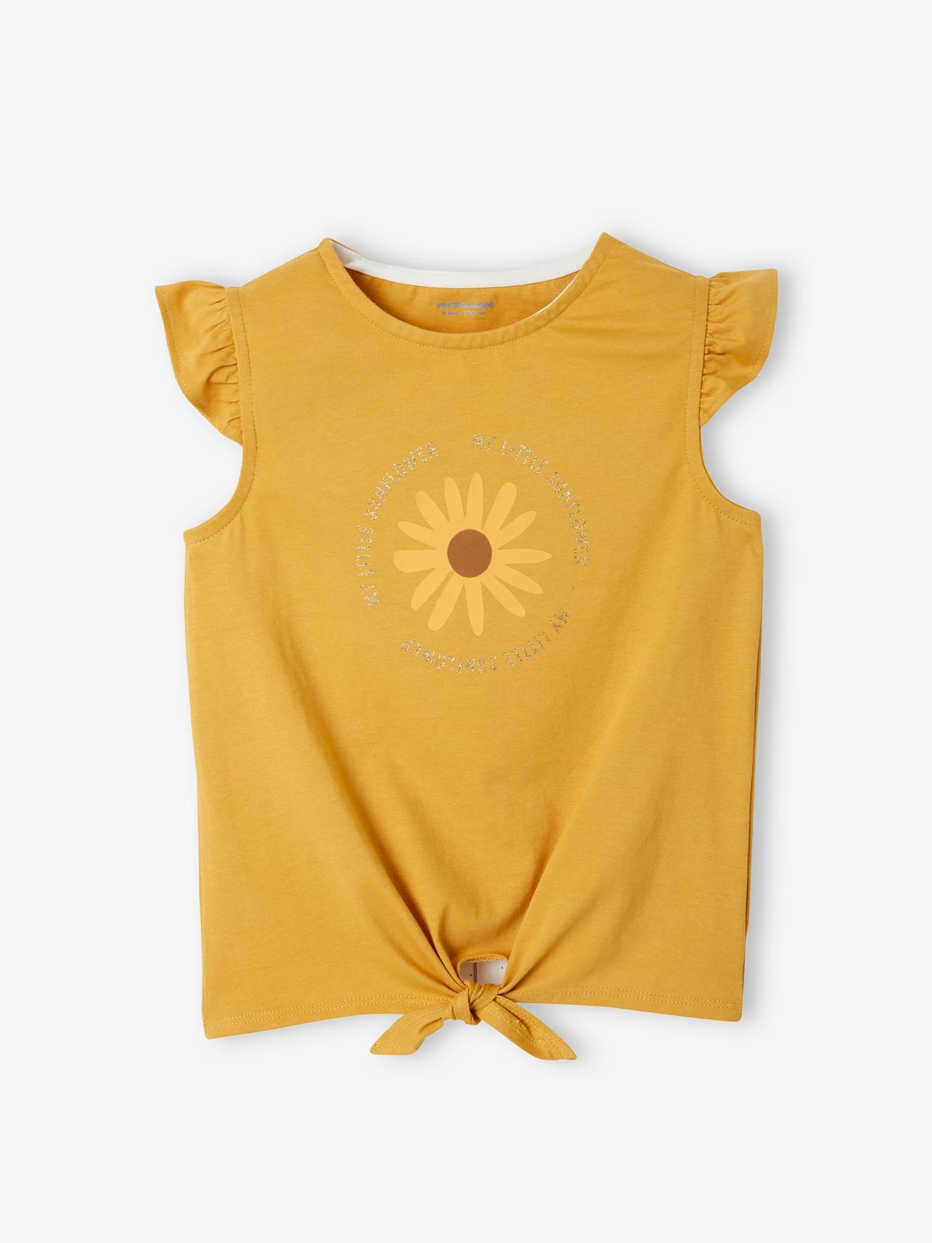 Conjunto com camiseta com babados e efeito de nó, e shorts verde-água.