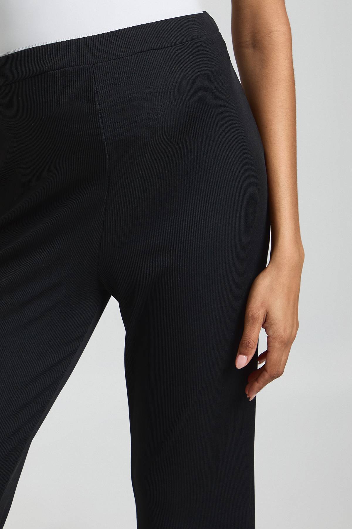 boohoo Pantalon Maternité Basique Côtelé à Taille Haute Évasé