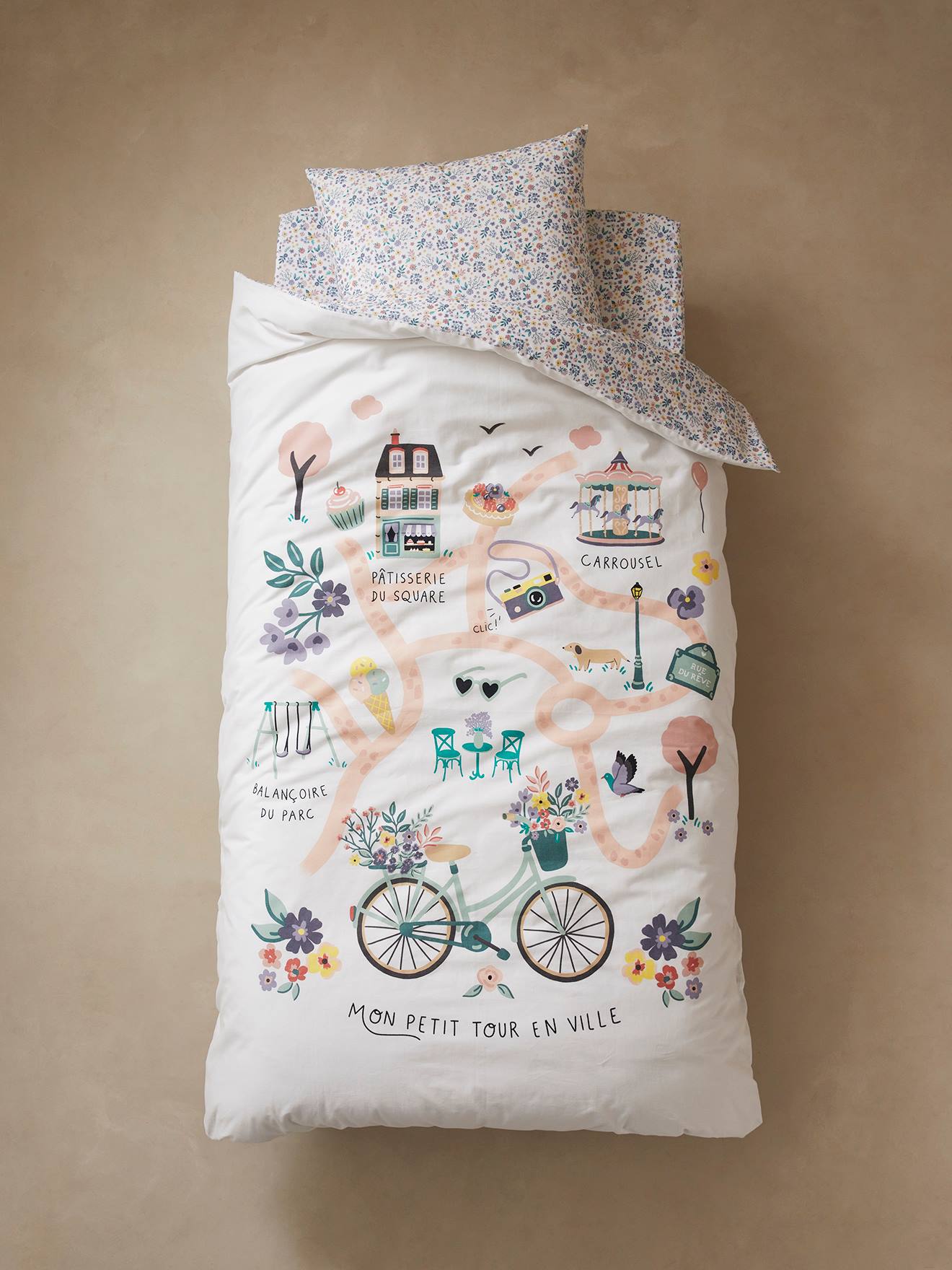 Conjunto infantil de capa de edredom e fronha, liso em branco claro e lilás com estampas.