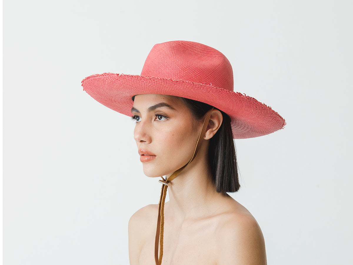 Fedora à bords longs effilochés avec bandeau en cuir ajustable