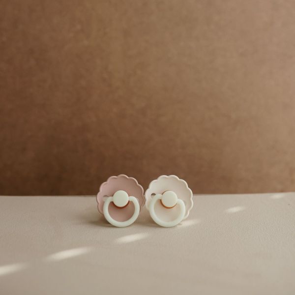FRIGG Daisy Glow In The Dark Fopspeen - 2 Stuks - 0-6 Mnd - Cream/Blush