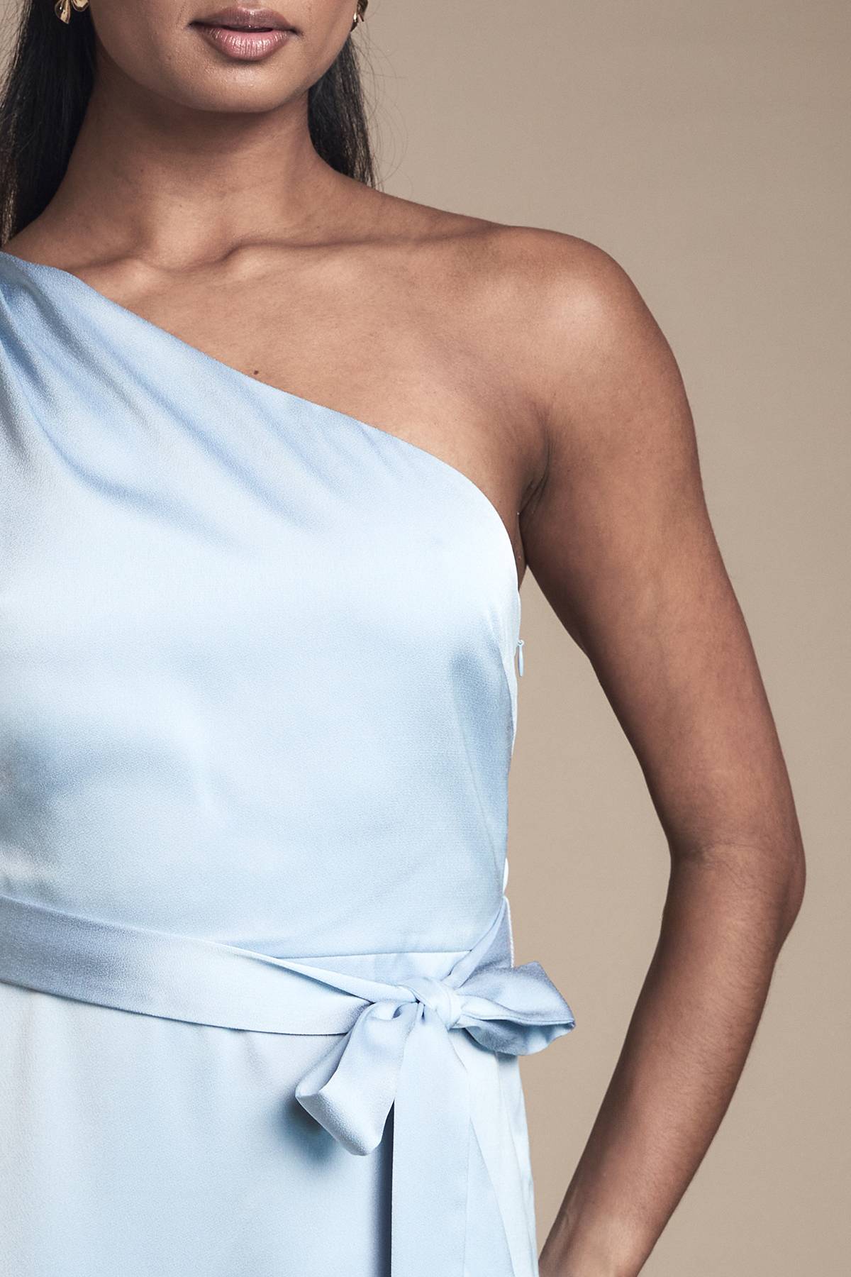 Oasis Robe Longue de Demoiselle d'Honneur en Satin à Une Épaule