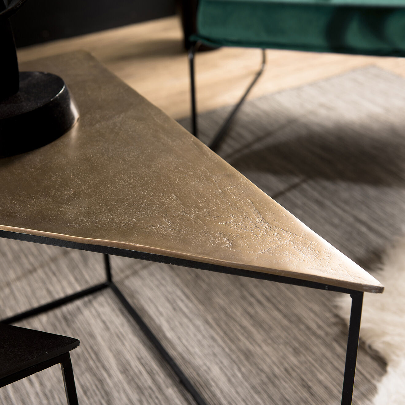 Macabane 2 Tables gigognes triangles Jonas doré/noir - 71.5x66x48 cm