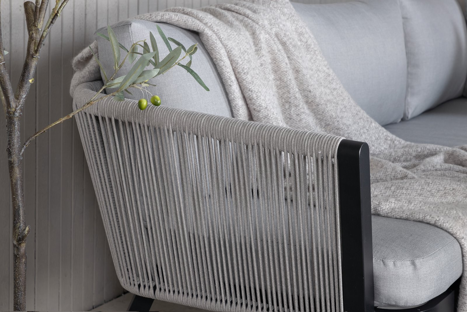 Virya utesofa Hagesofa med sortlakkert ramme, lysgrå tau og pute. Bord er inkludert.