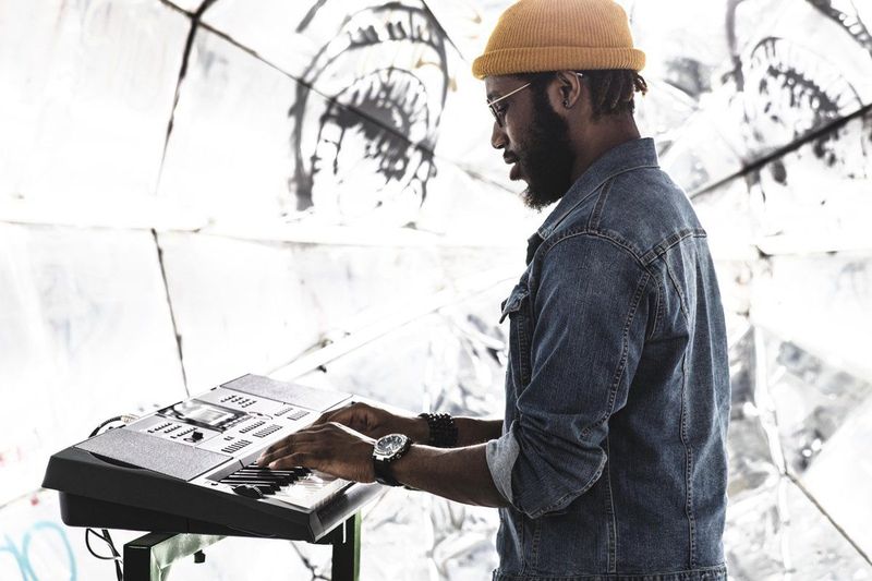 Keyboards - 61 Toetsen - AiX Soundsource - 800 Geluiden - 235 Ritmes