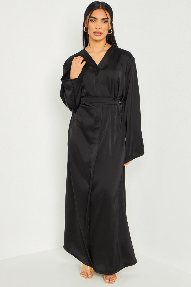 Robe longue satinée ceinturée noire