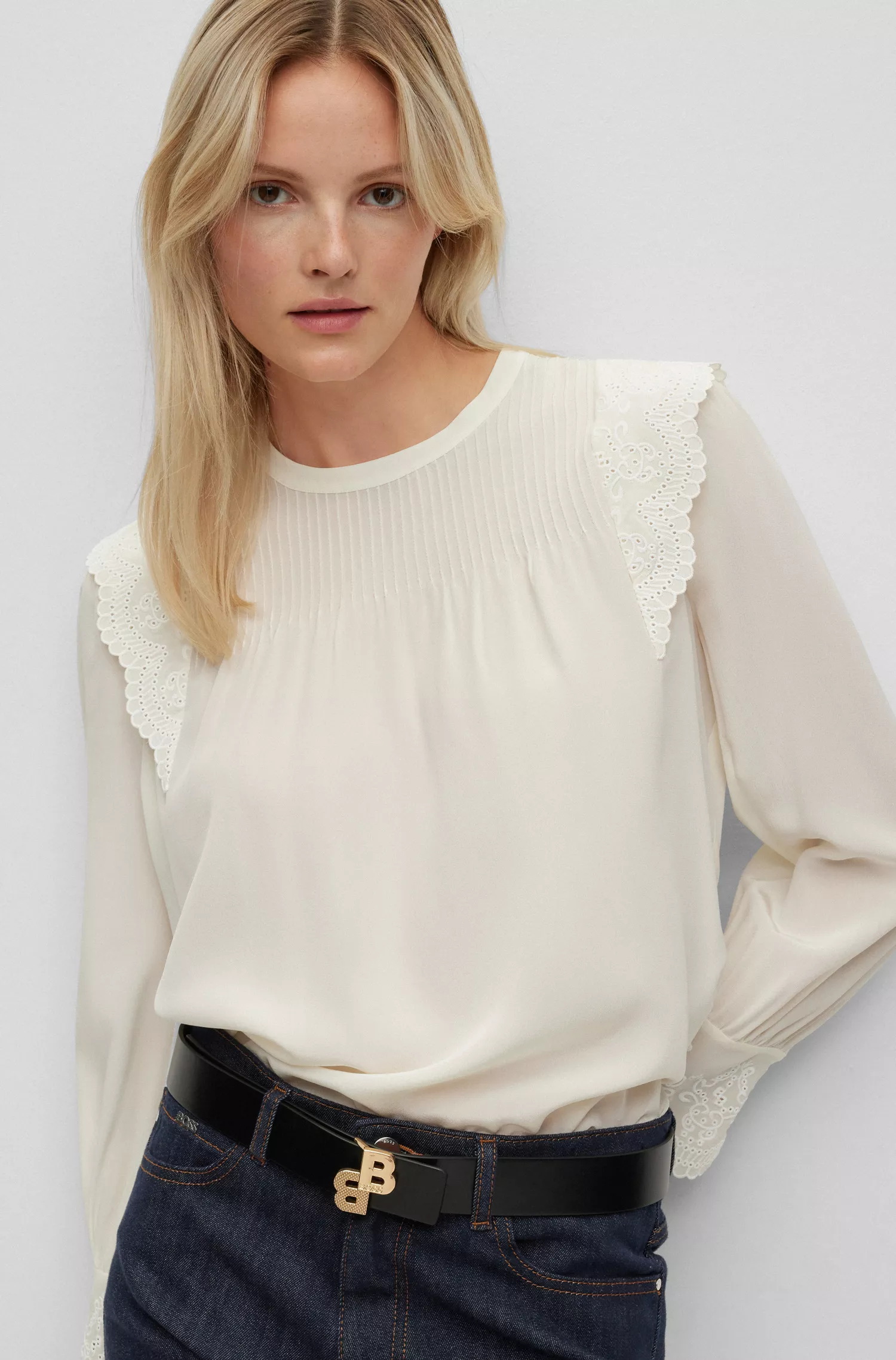 Blusa BOSS preta, corte slim, modelagem relaxada, em seda lavada.