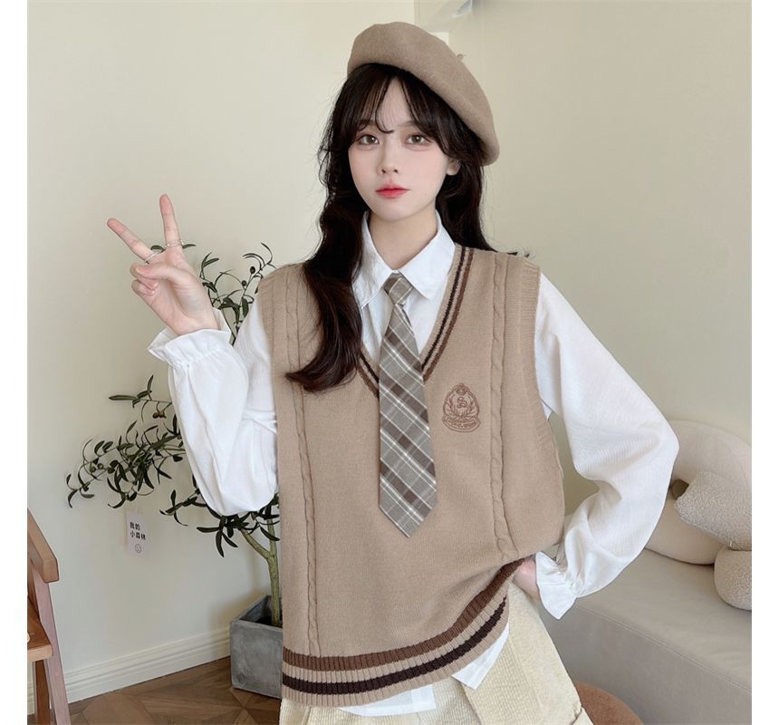 Shinsei - Effen overhemd / geruite stropdas / V-hals badge geborduurd vest / set