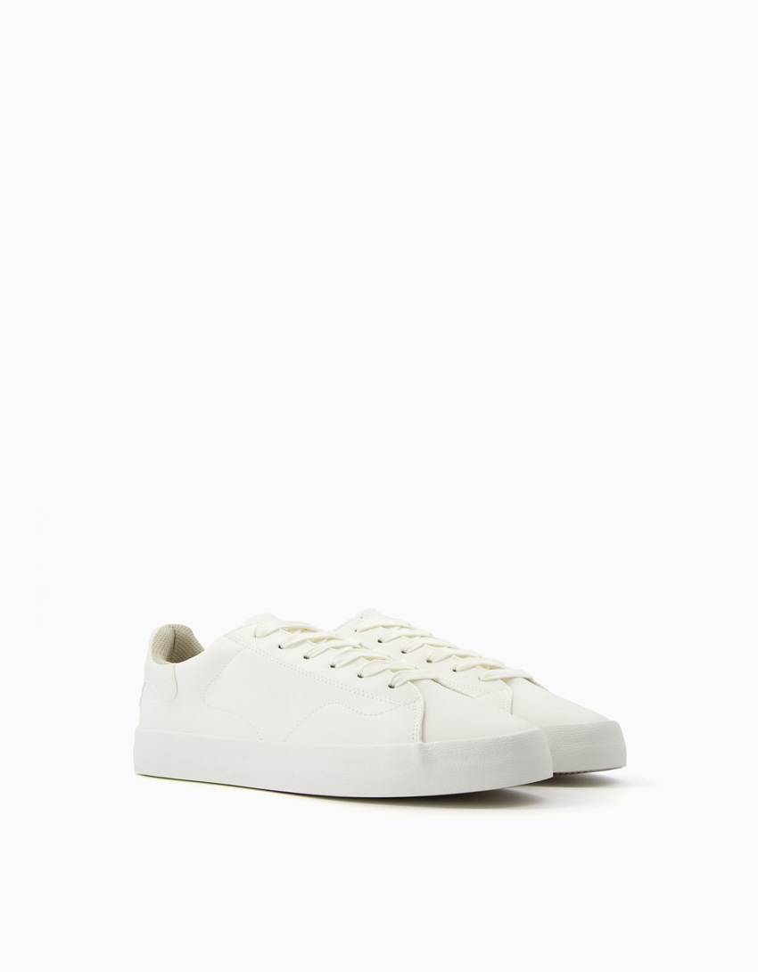 Tênis masculino monocromático.