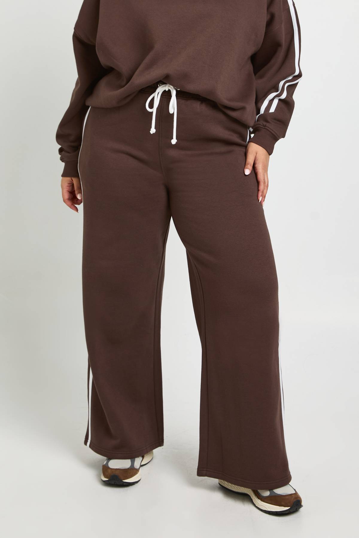 boohoo Joggeurs grande taille à rayure latérale et jambes larges