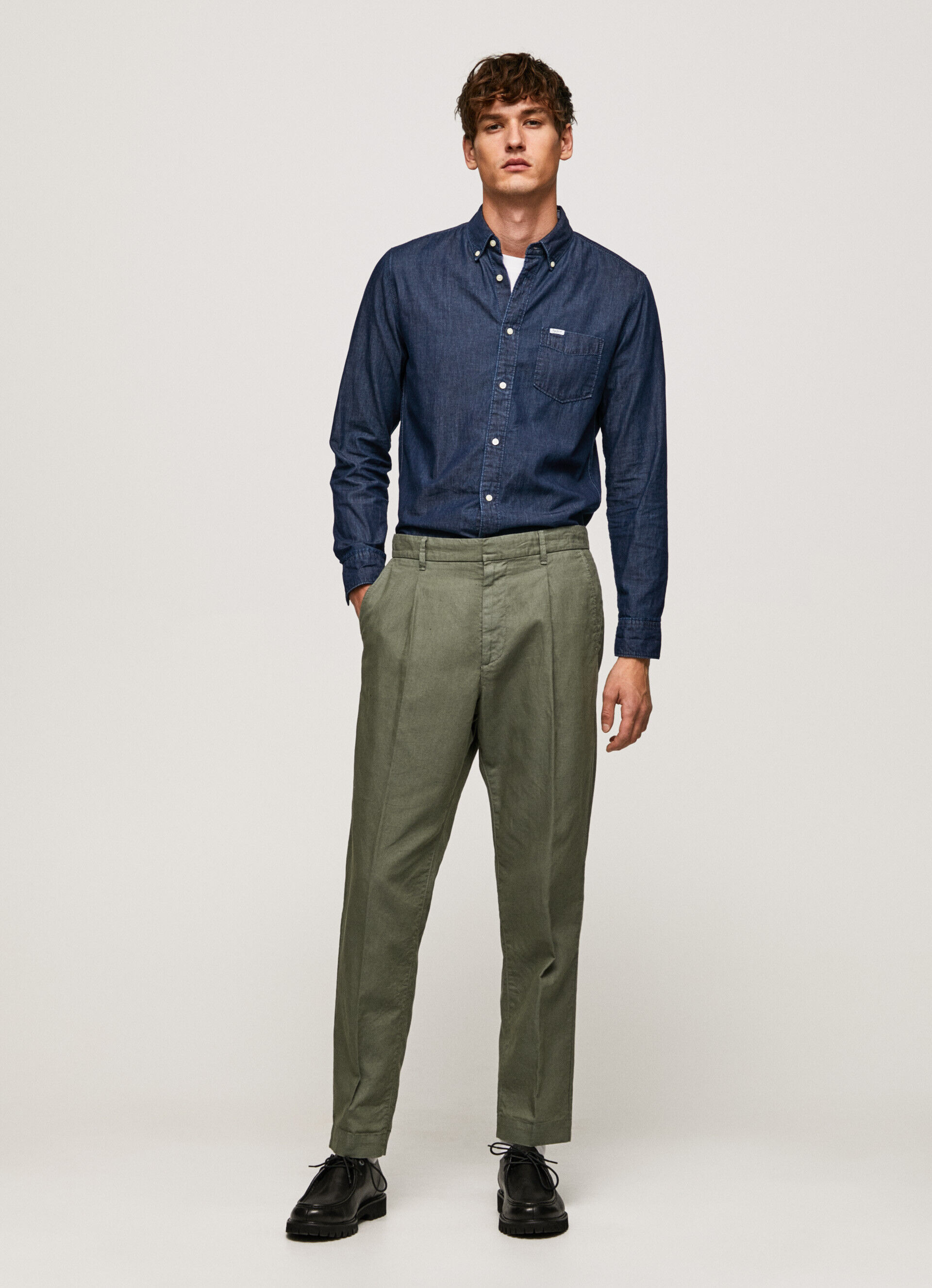 Calça chinesa com corte relaxado em flecha - casting green