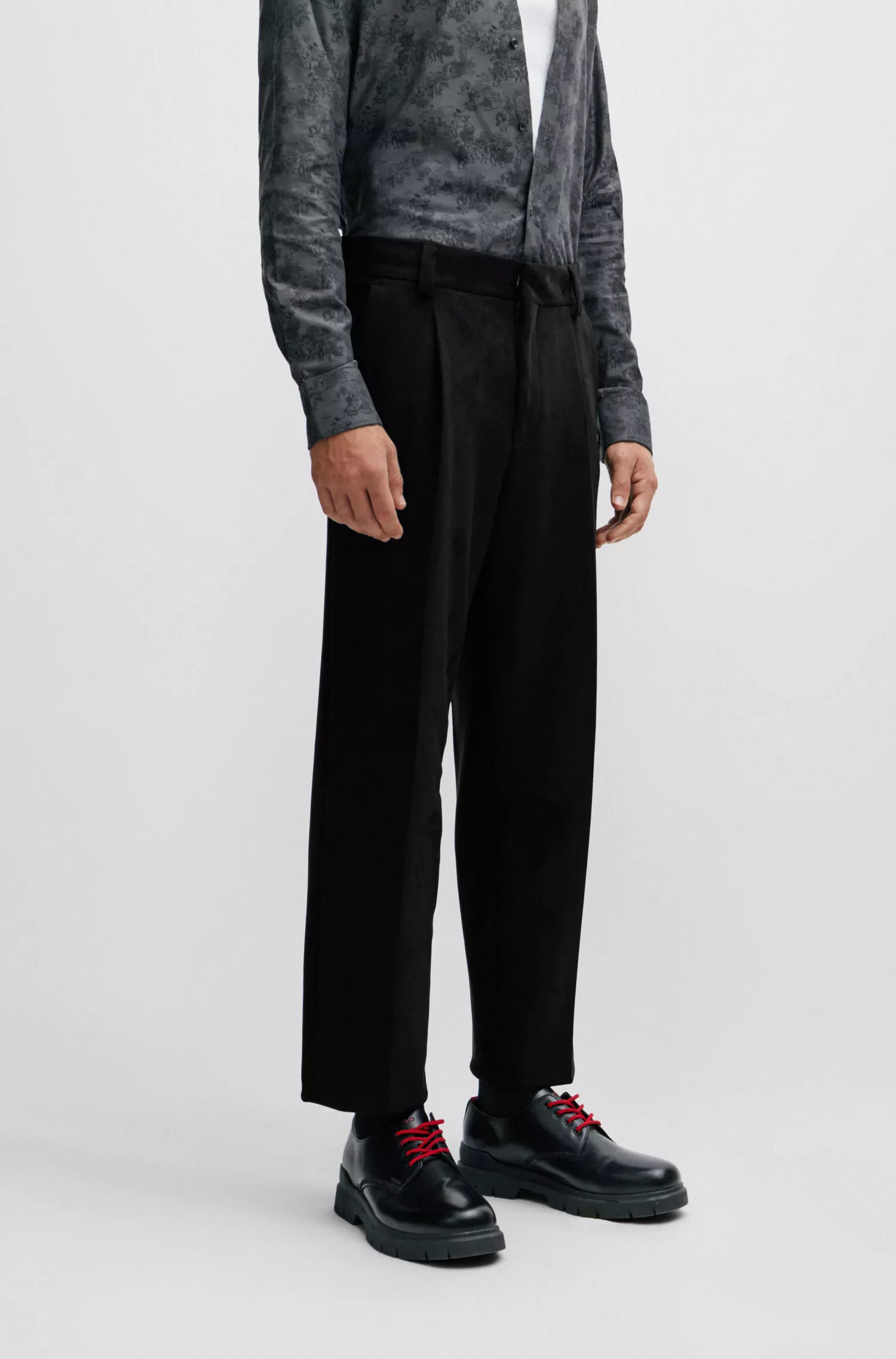 Terno HUGO vermelho, corte slim, em jérsei elástico de alta performance.