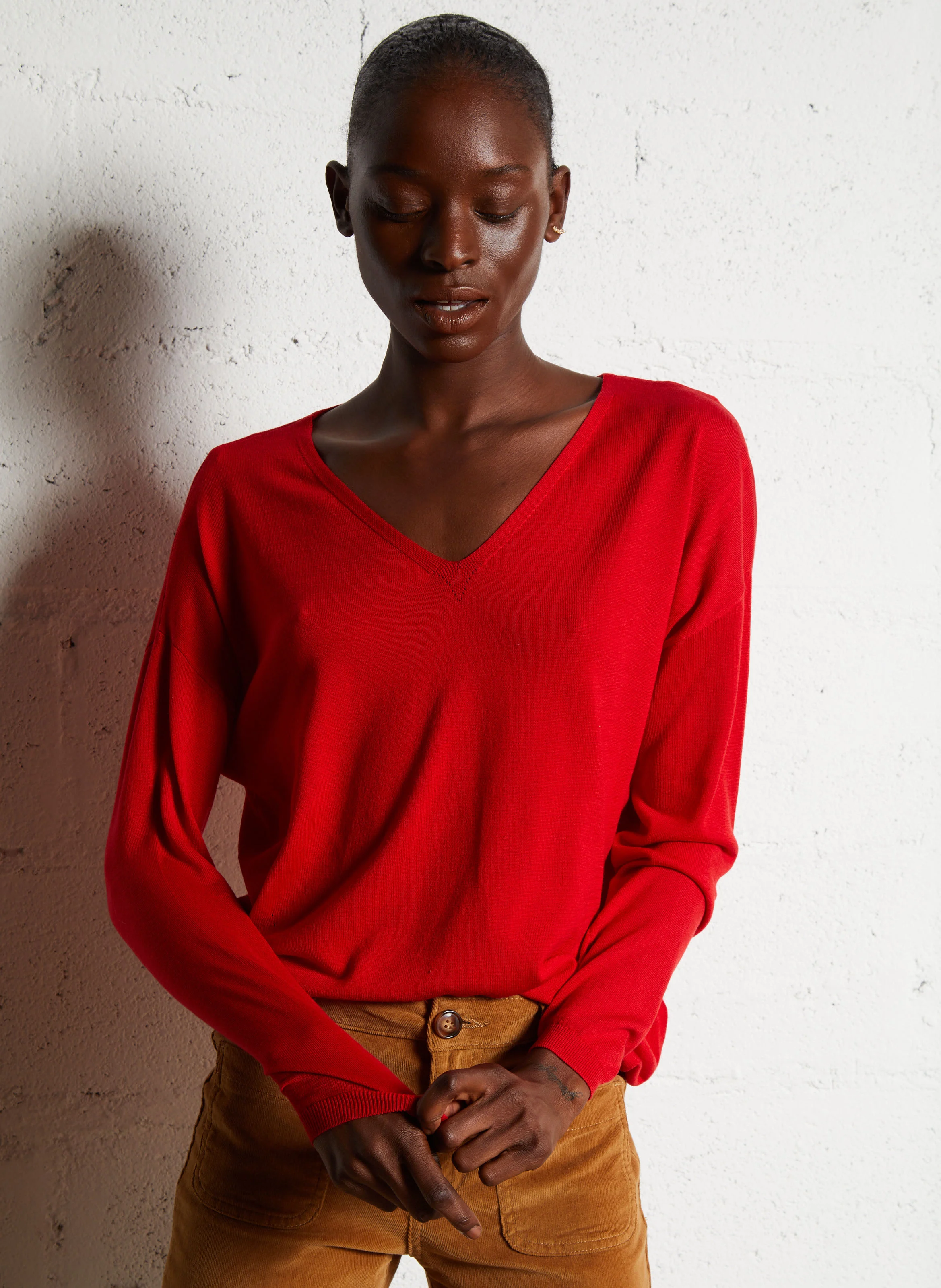 INES - Pull ample col V en maille fine | Rouge