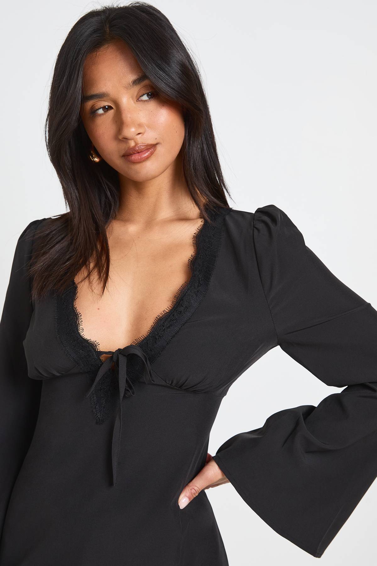 boohoo Robe Mini Petite À Manches Évasées Et Finitions En Dentelle