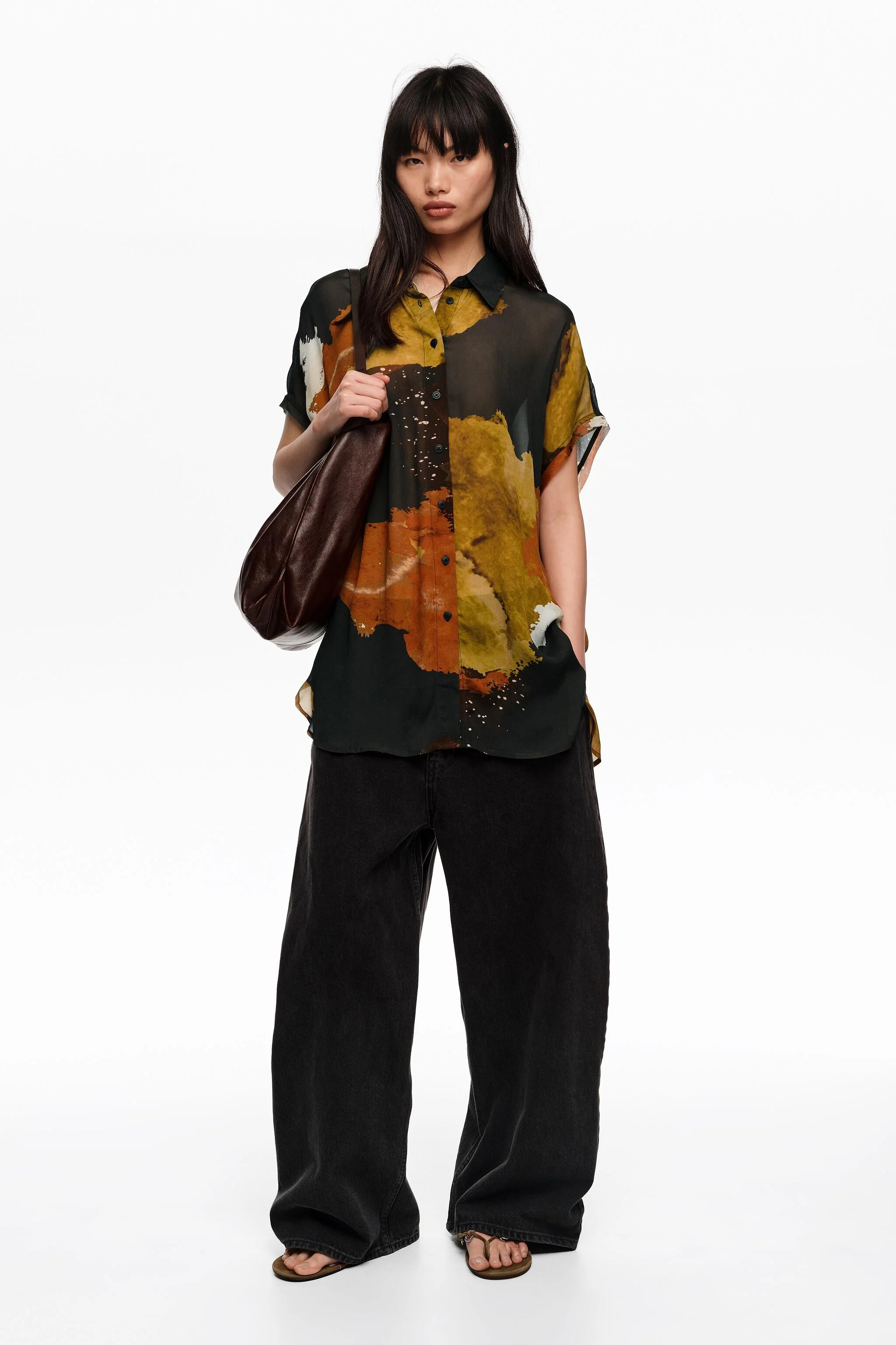 Camisa preta fosca com mangas esvoaçantes