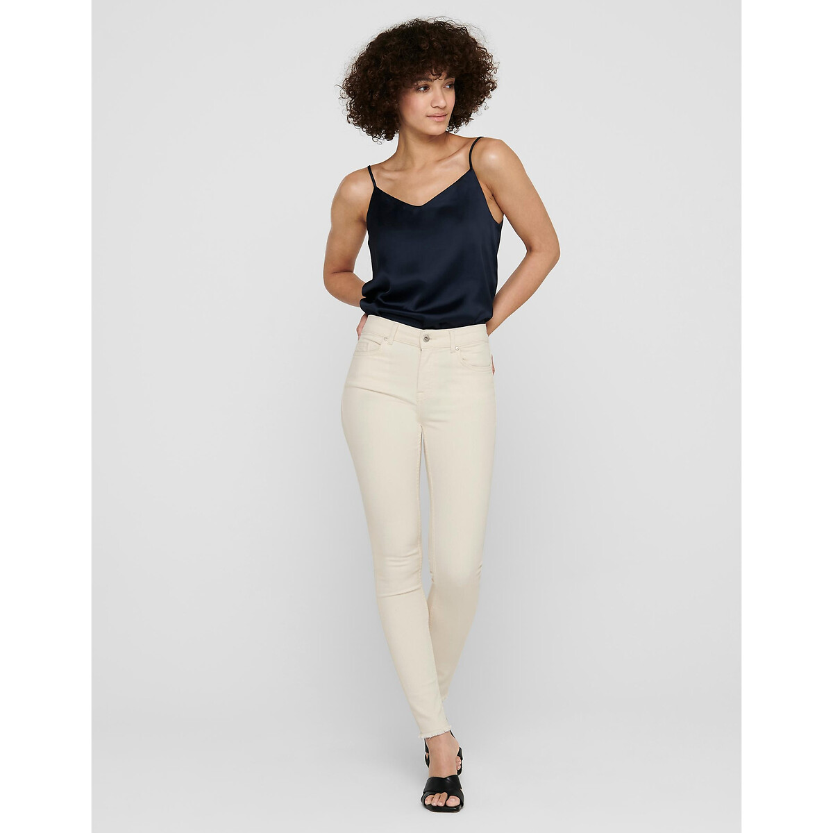 SOMENTE<br>Calça jeans slim com franjas na barra