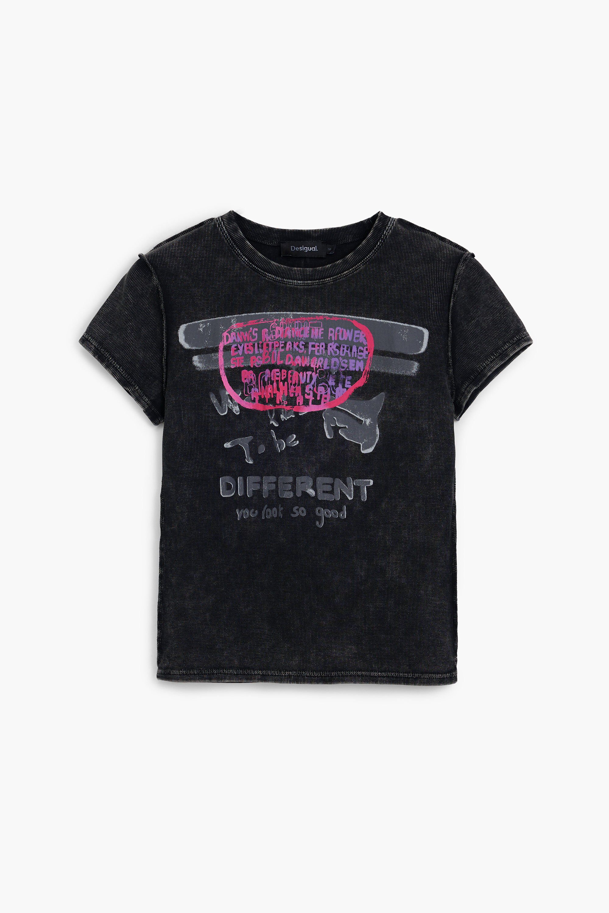 Camiseta de manga curta com estampa de letras