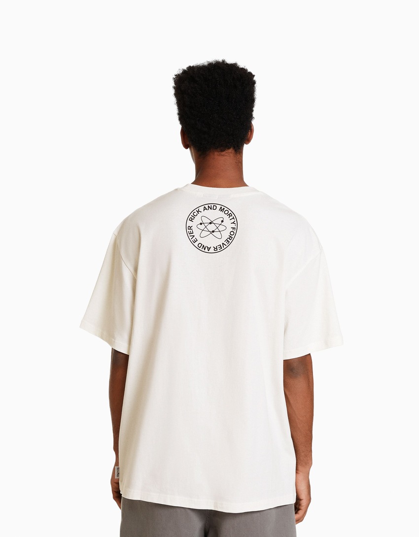 Camiseta de manga curta com estampa Rick & Morty e modelagem quadrada.