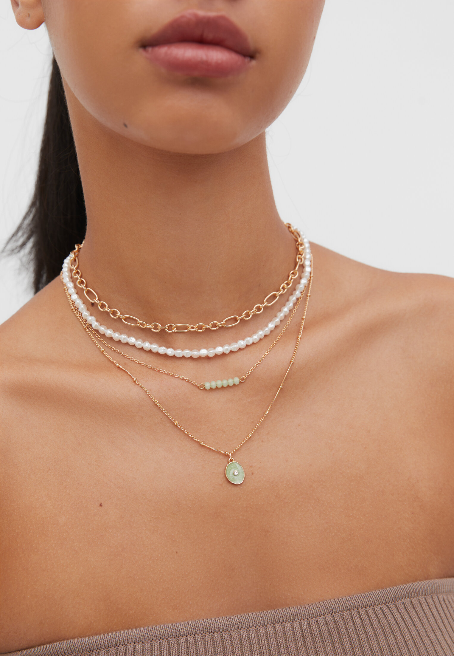 Conjunto de 4 colares com pedras e pérolas artificiais.