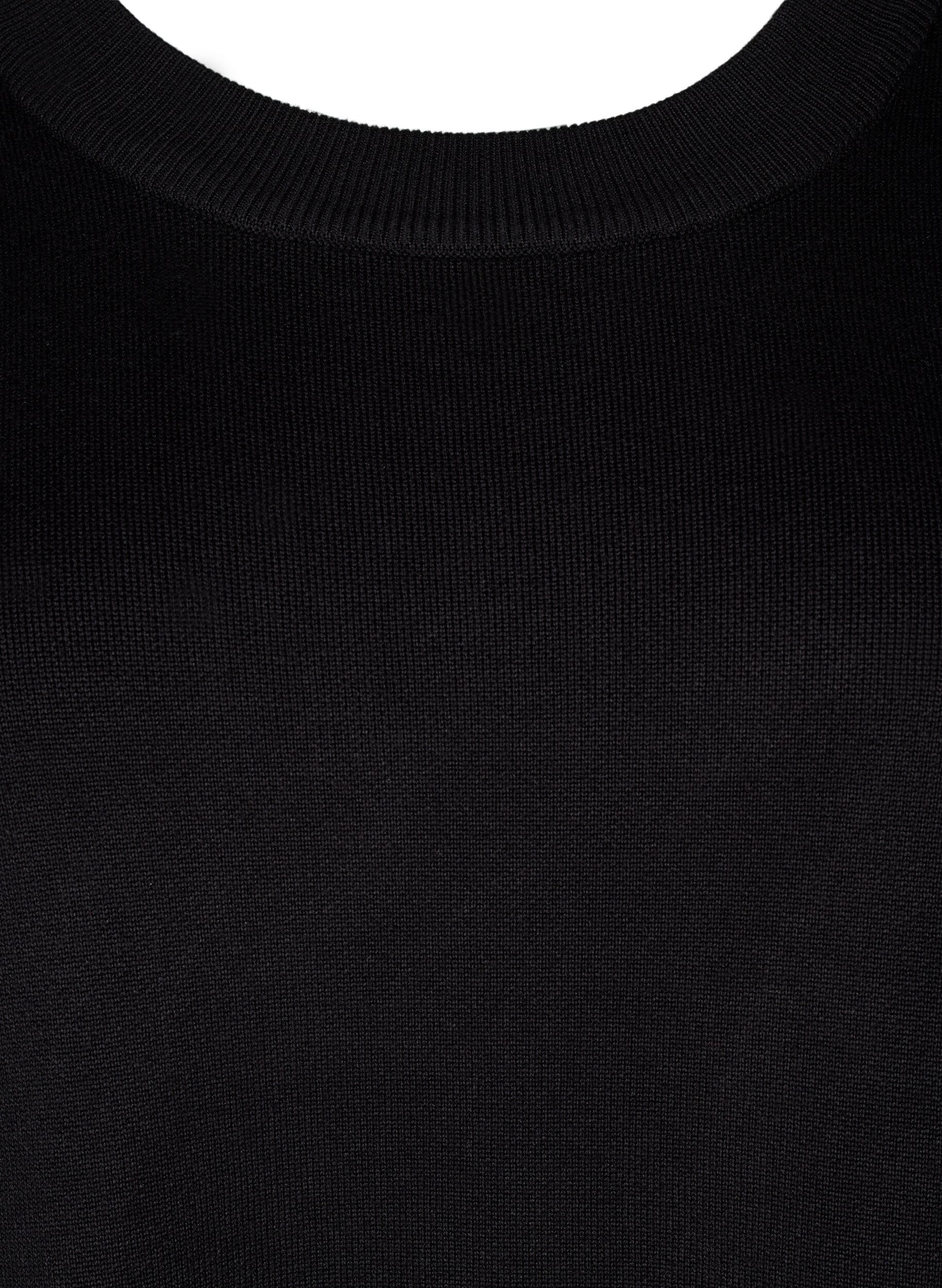Strikkjole med broderidetaljer