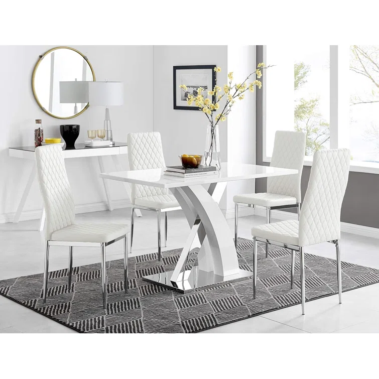 Conjunto de mesa de jantar branca com acabamento brilhante e 4 cadeiras de jantar de luxo em couro sintético.