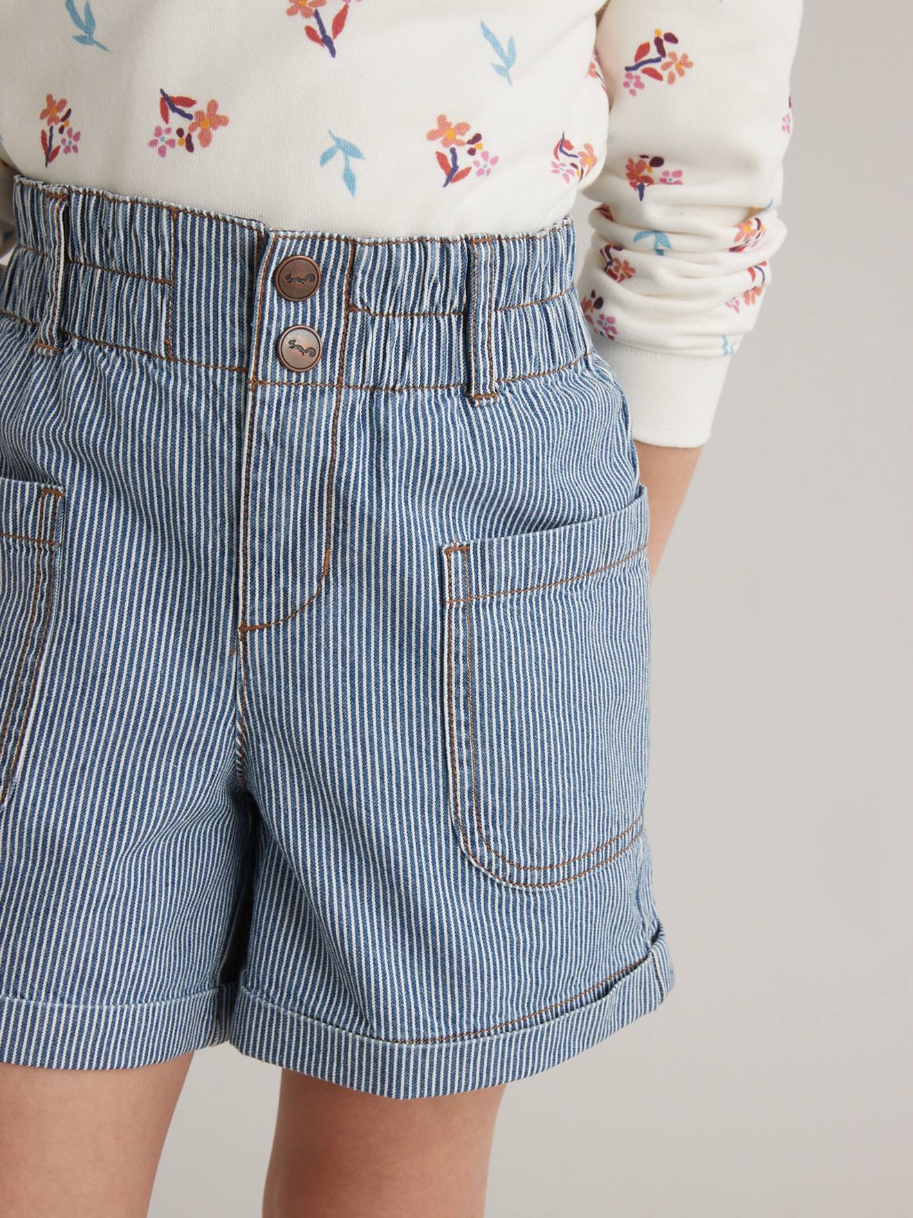 Shorts jeans femininos CYRILLUS, azul médio com listras.