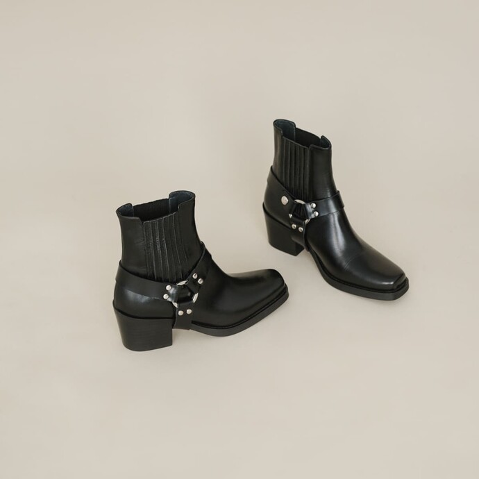 Bottines à fronces et boucles  en cuir noir