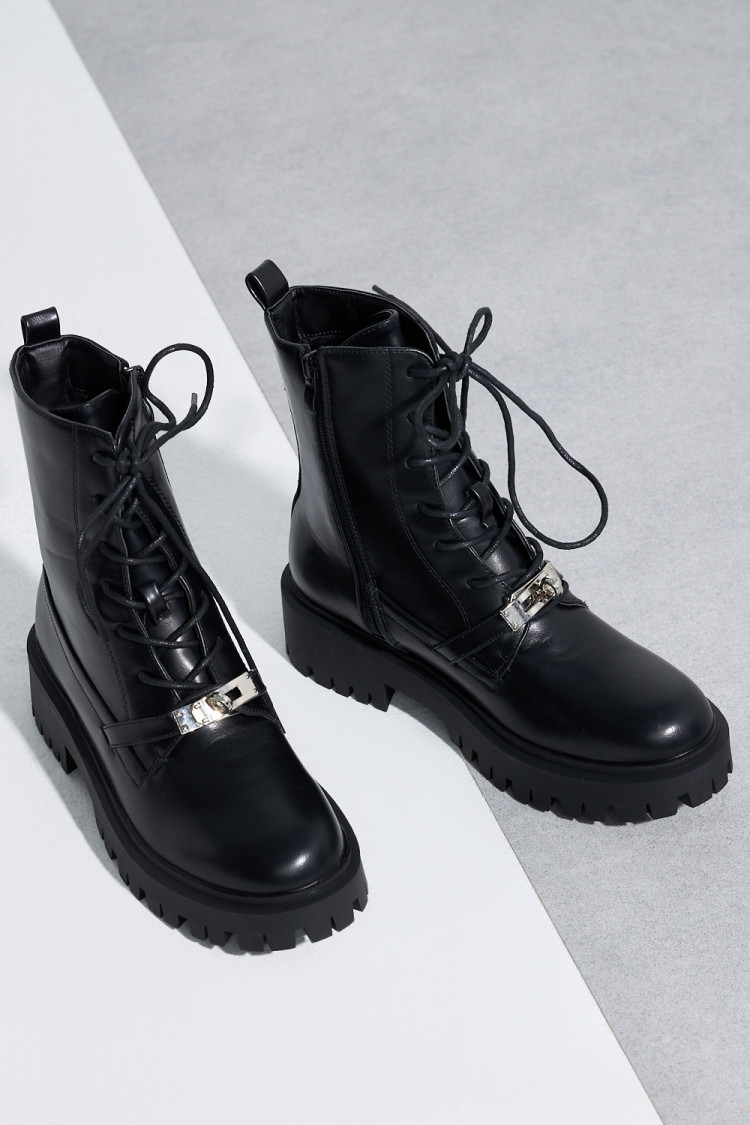 Bottines noires à lacets et crochet argent