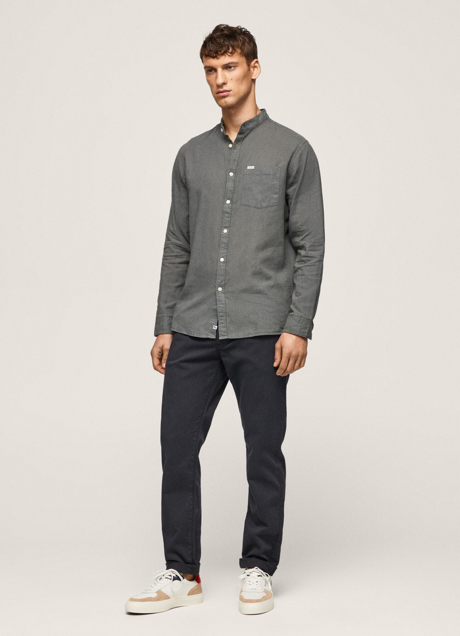Camisa de corte regular em linho - verde-musgo
