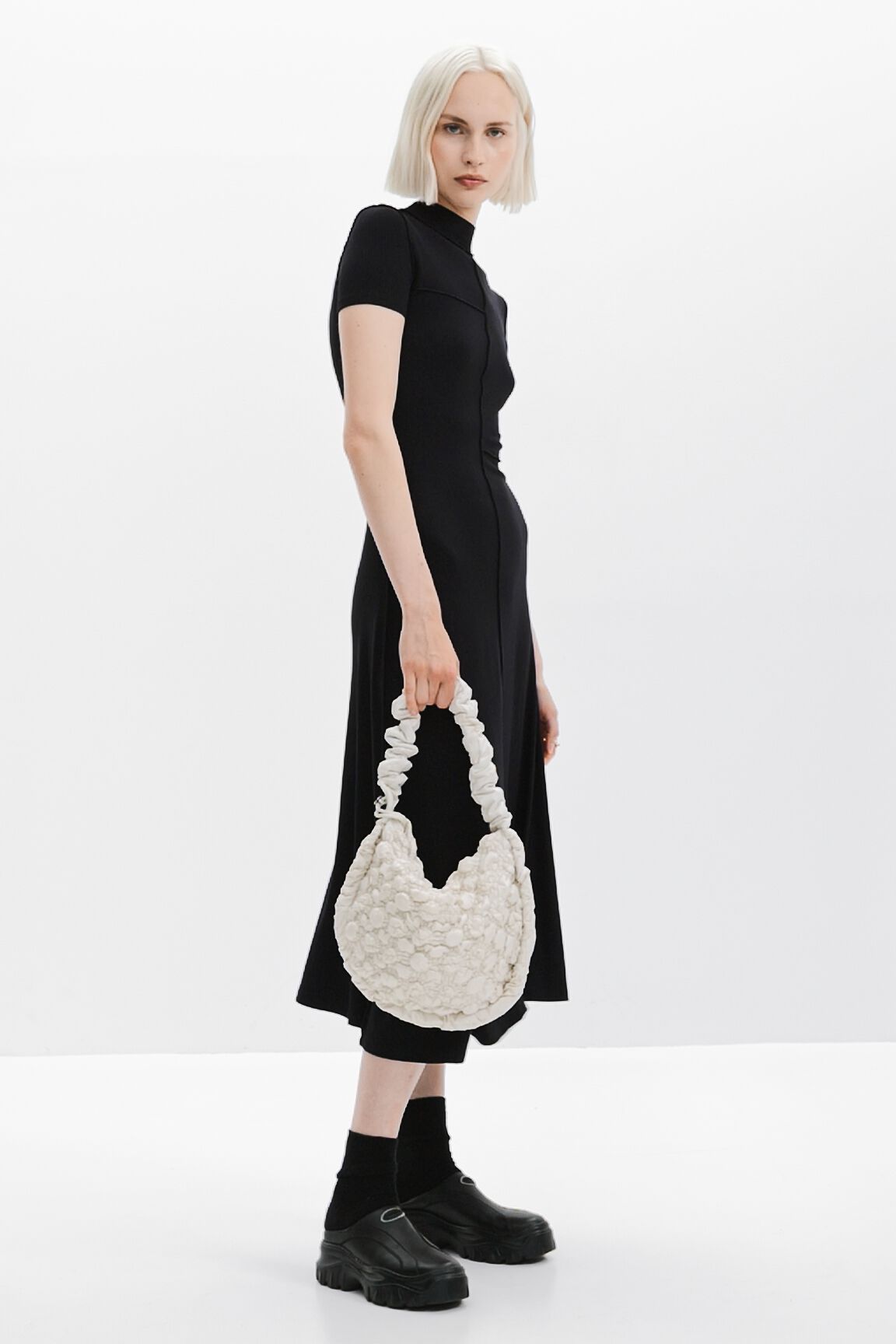 Vestido midi de gola alta