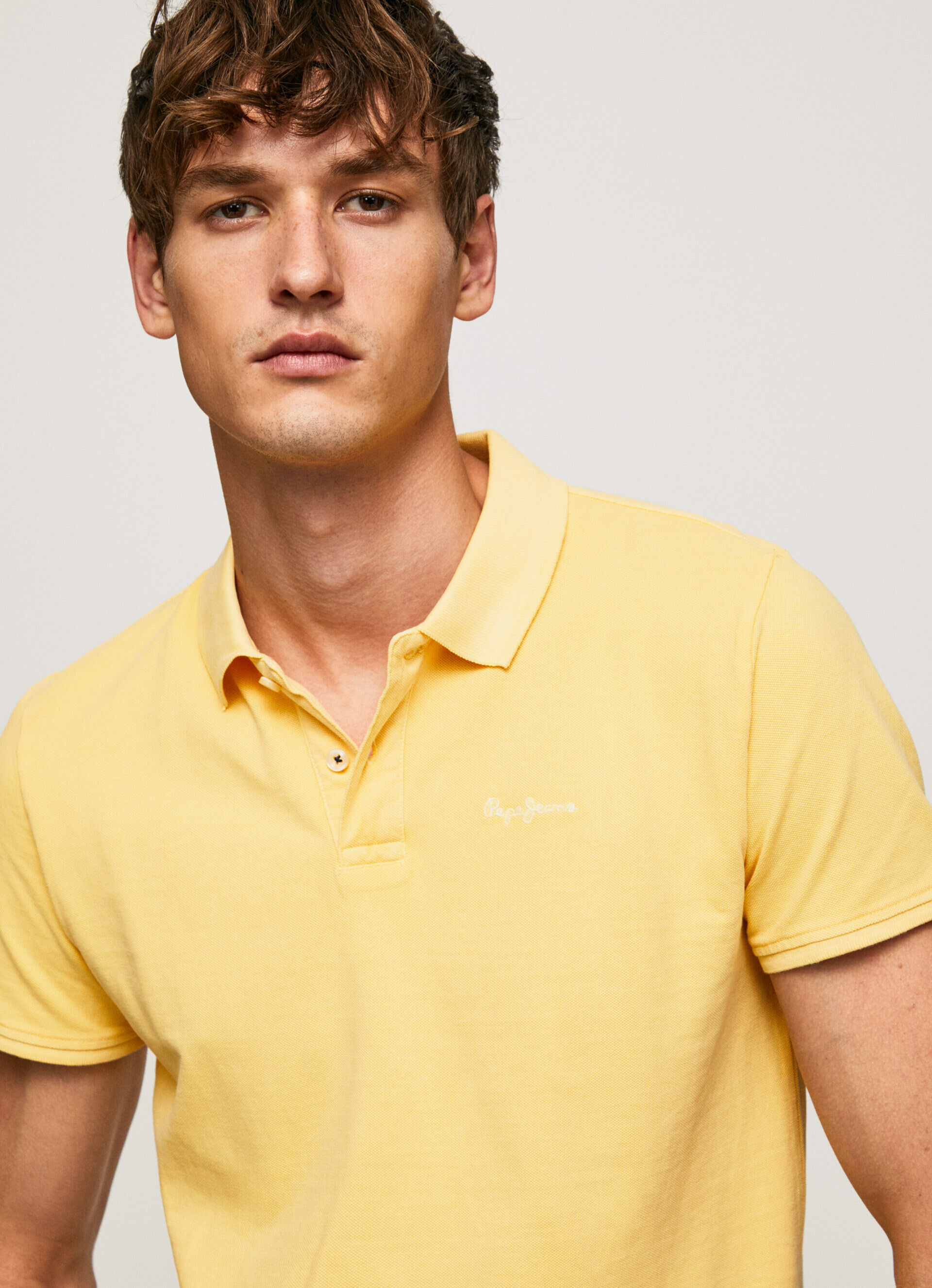 POLO PIQUÉ COM LOGOTIPO BORDADO - brilho