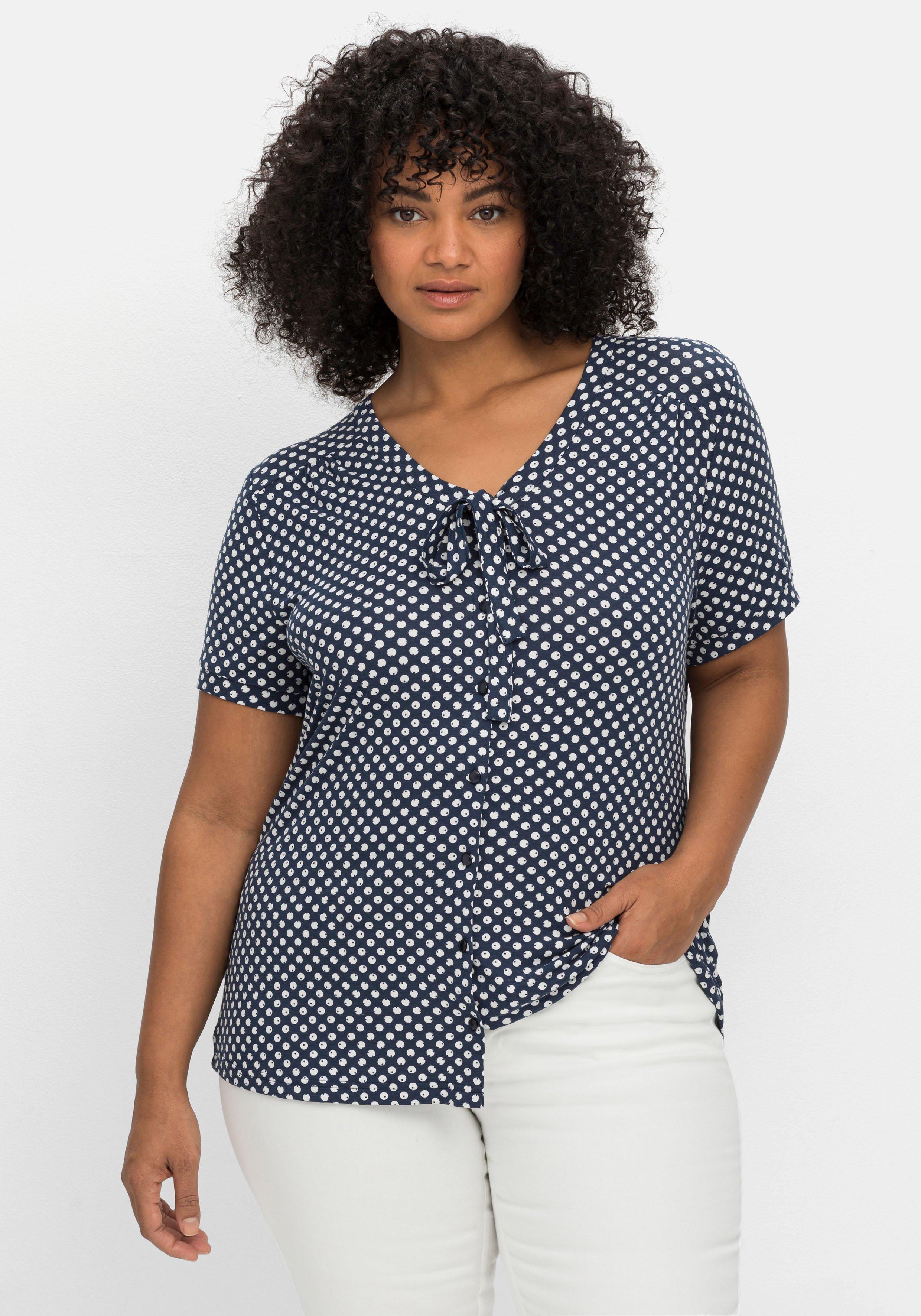 Shirt mit Pünktchen und Bindeband am Ausschnitt