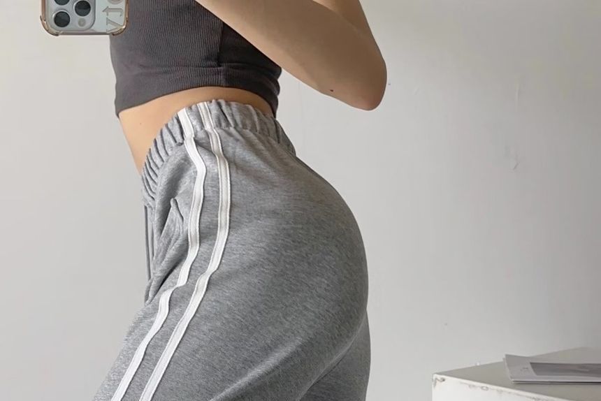 Yukis - Rechte joggingbroek met trekkoord, gestreepte letters en geborduurde tekst