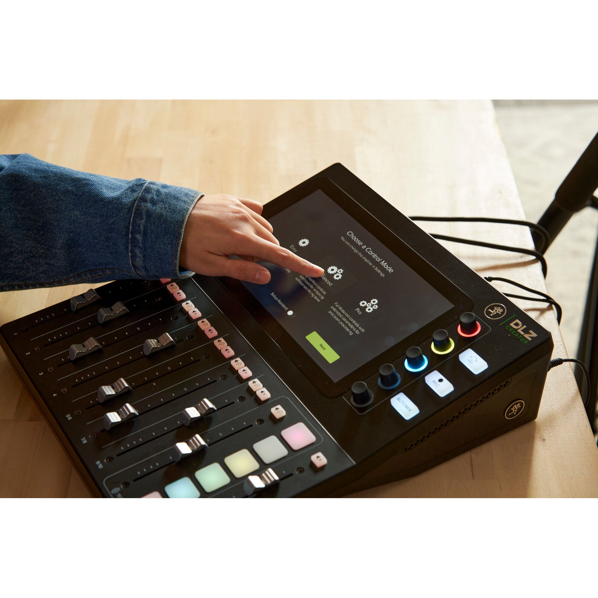 Mackie DLZ Creator podcast- & broadcast-mixer