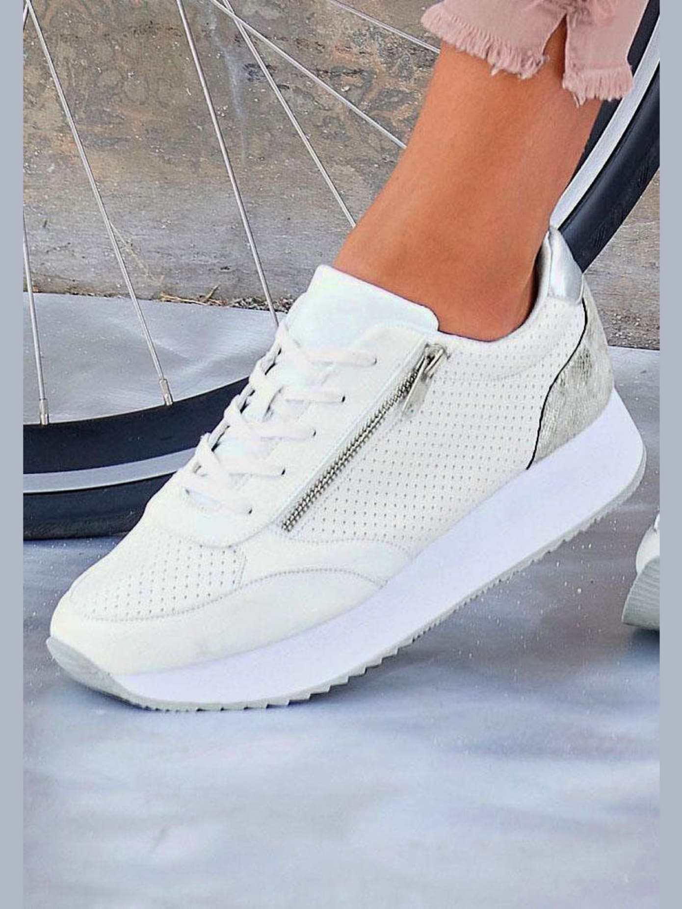 Baskets sneakers compensées avec empiècements métalliques tendance et glissière décorative raffinée