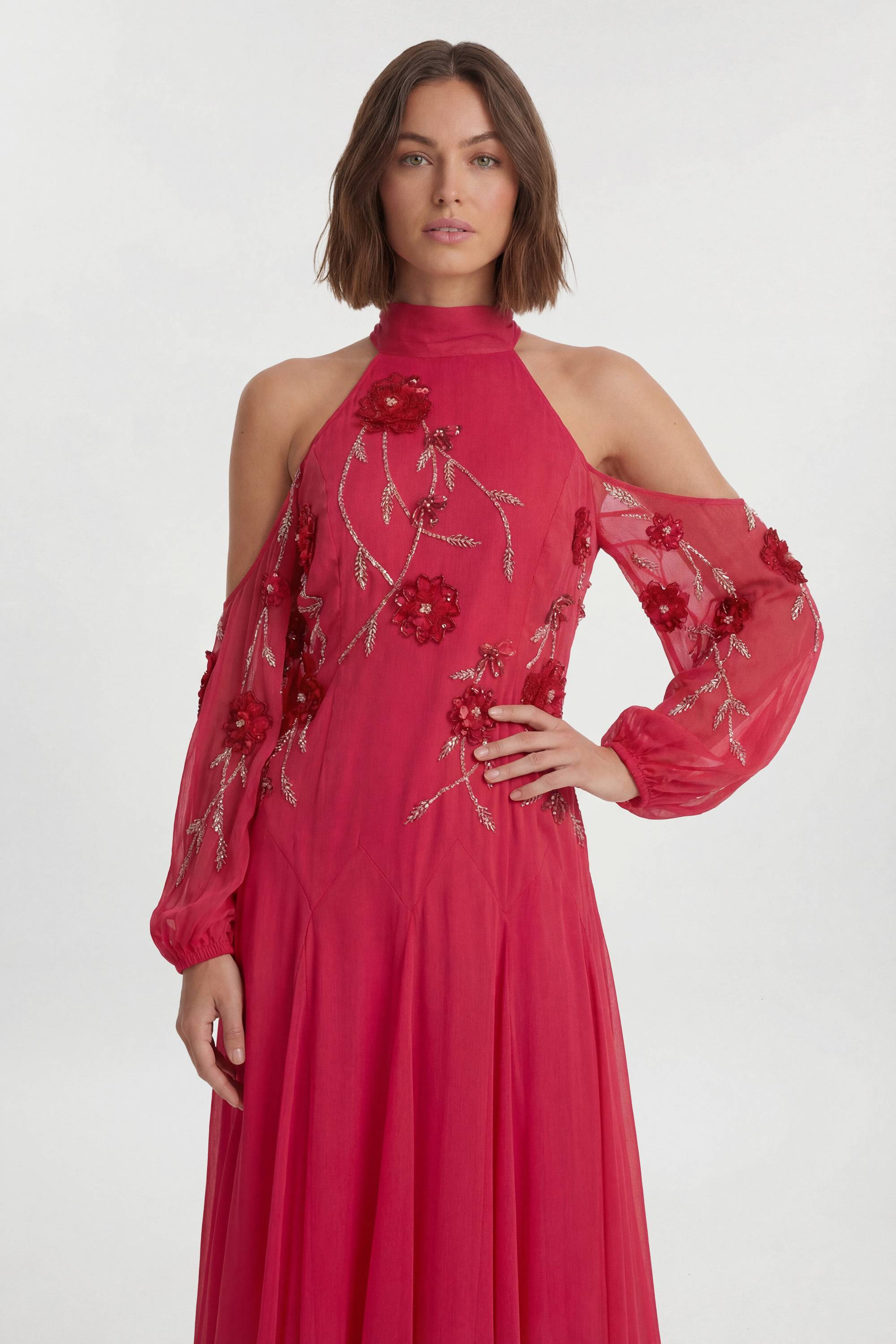 KarenMillen Petite robe maxi tissée à épaules dénudées avec appliqué floral 3D