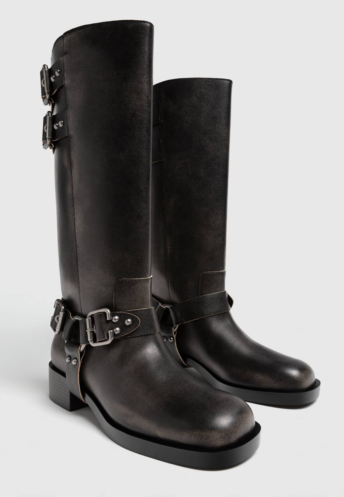 Botas planas desgastadas com fivelas